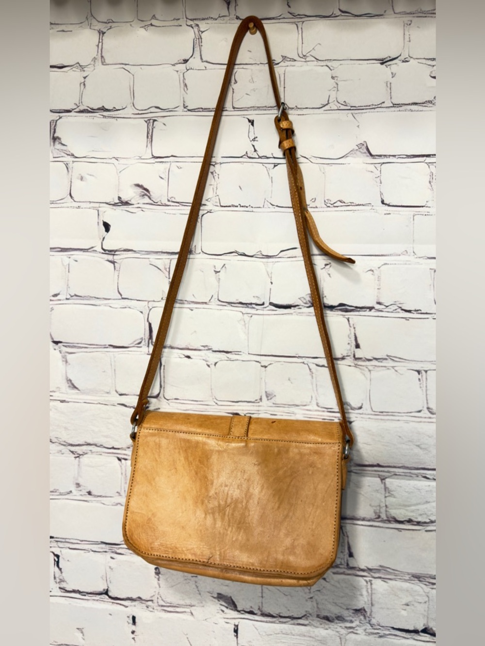 VINTAGE AMERICAN WEST LEATHER TOOLED BUCKLE DETAIL SHOULDERS CROSSBODY BAG TAN - Picture 5 of 15